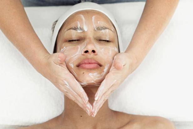 Cildiniz Işıldasın: Hydrafacial, Decaar Peeling ve Yeni Nesil Cilt Gençleştirme Trendleri - Blog yazısı görseli